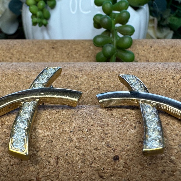 Vintage STATEMENT Earrings Designer Unsigned Gold Tone XOXO - Picture 3 of 17